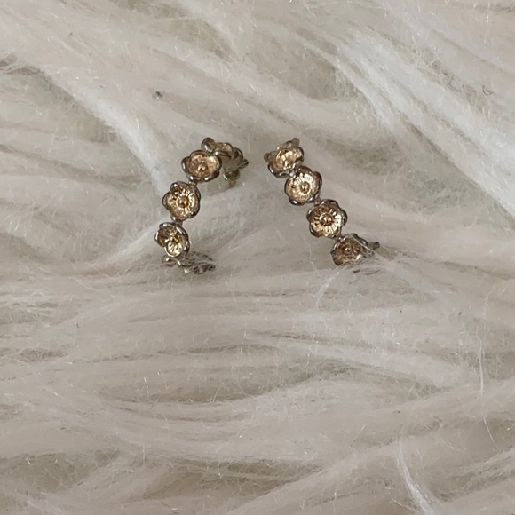 dainty flower brandy melville earrings - Picture 3 of 5